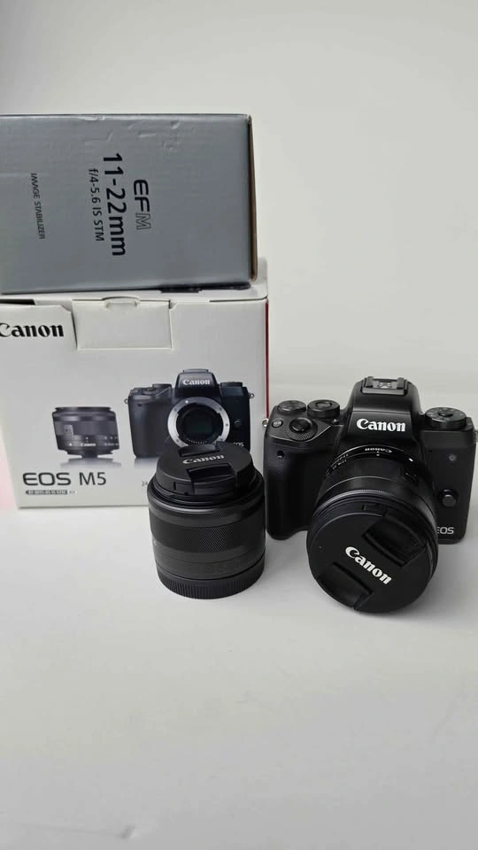 Canon EOS M5 with EF-M 15-45mm and 11-22mm Lenses - photo 2