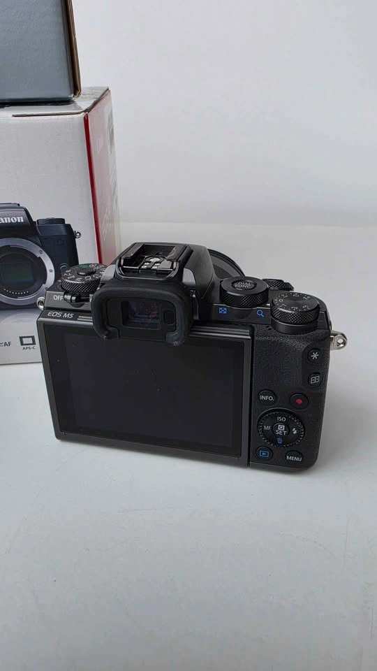 Canon EOS M5 with EF-M 15-45mm and 11-22mm Lenses - photo 3