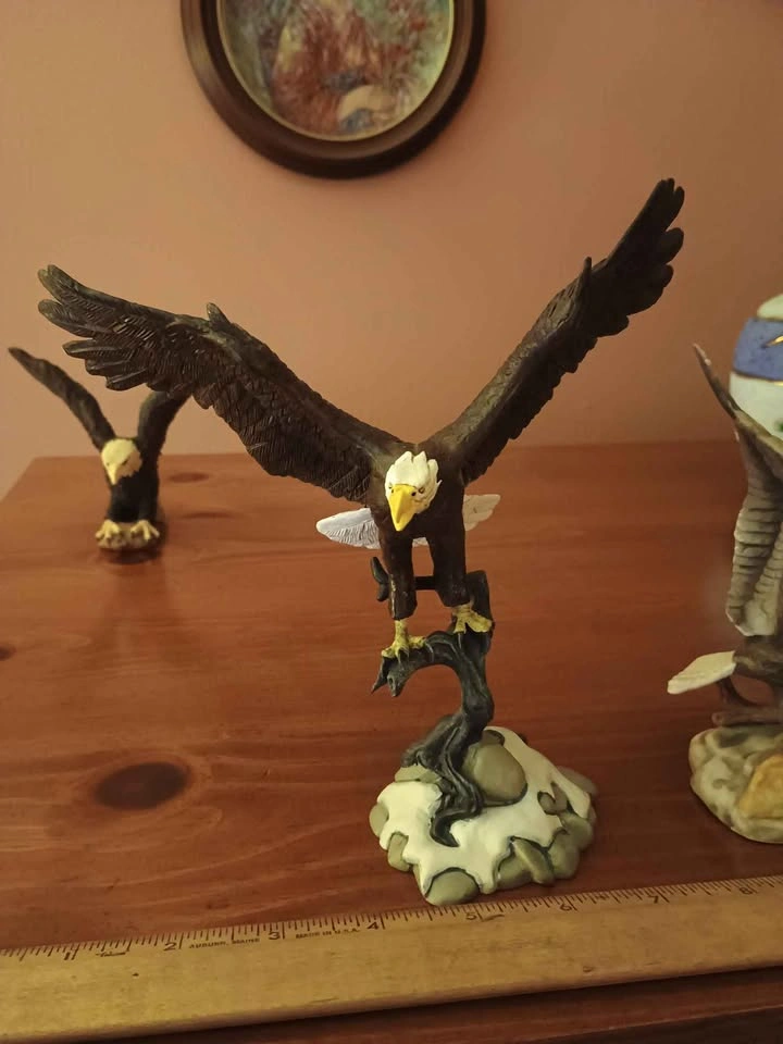 Vintage Eagle Figurines - photo 4