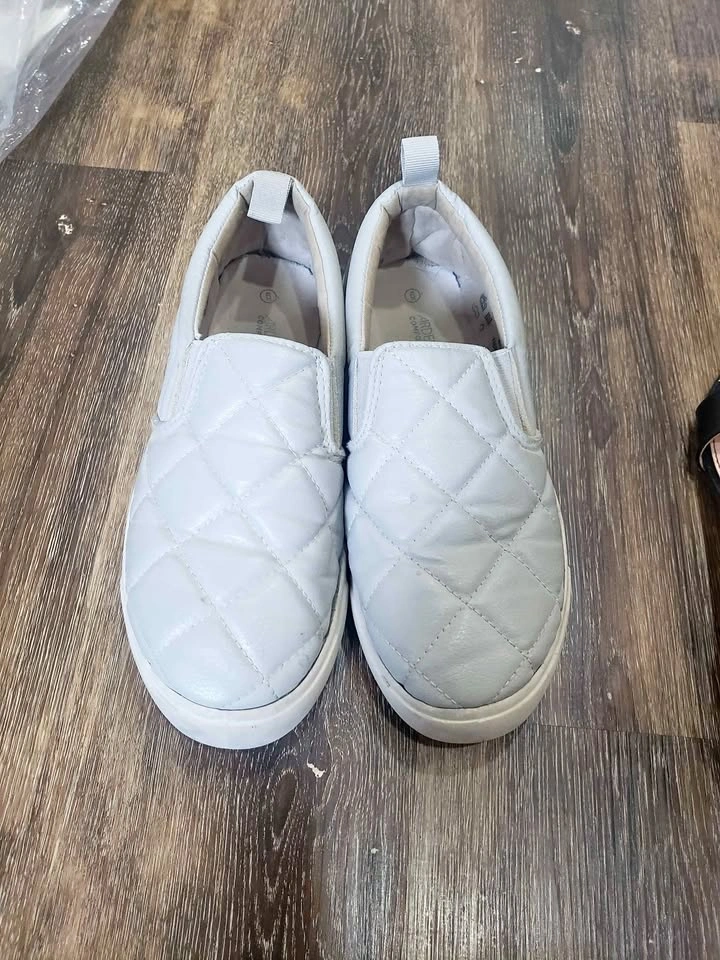 Girls Size 6- grey slip on