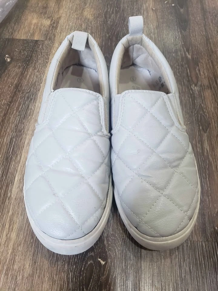 Girls Size 6- grey slip on - photo 2