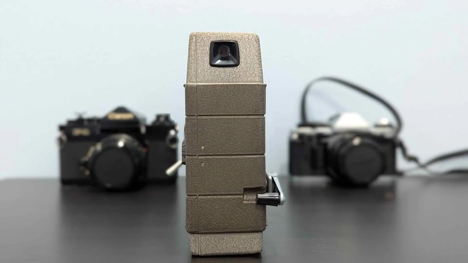 Bell and Howell Electric Eye film camera - photo 3