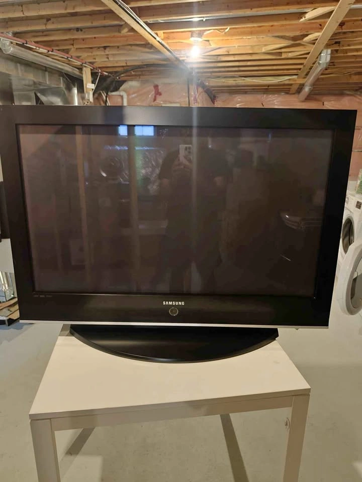 Samsung TV 42in, (not a smart tv, plug and play with your Chrome
