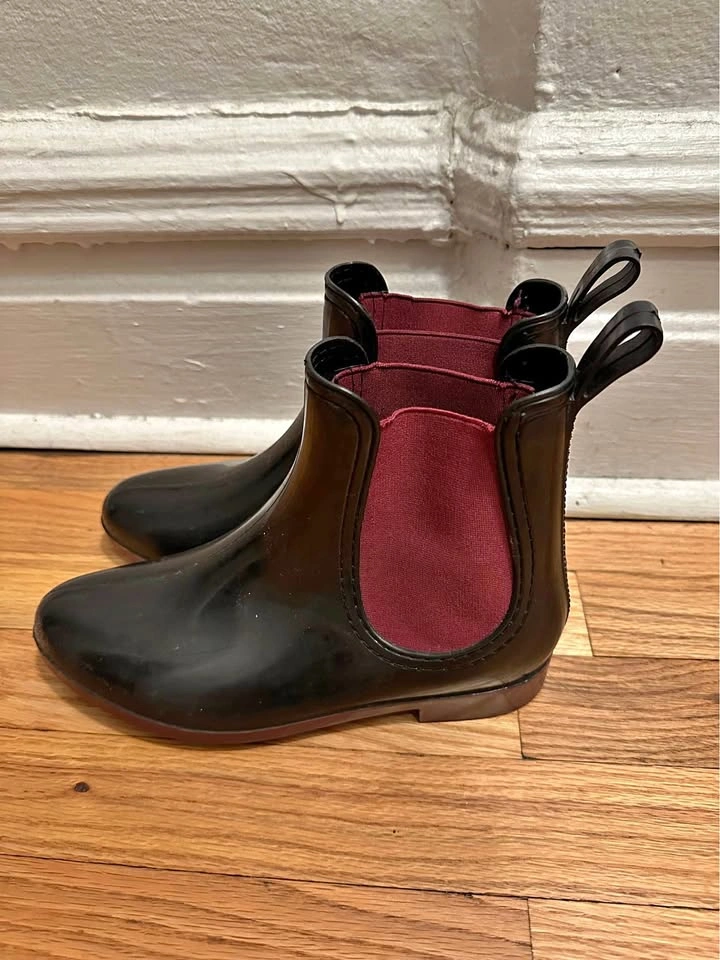 Tretorn Chelsea Rain Boots in Women’s Size 7