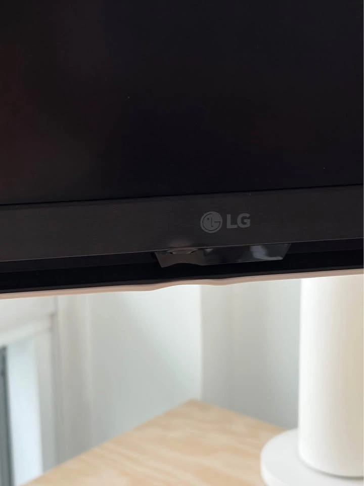 LG 32” 4K UHD Smart Monitor with Ergo Stand - photo 5