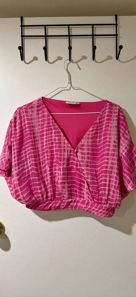 New like - pink crop top