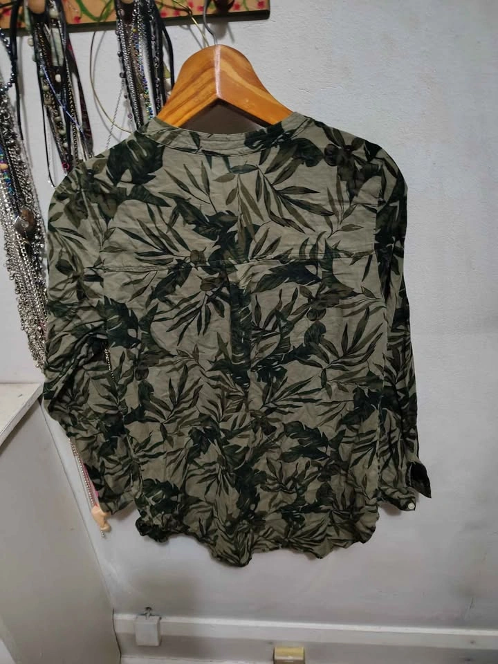 Small - Leafy green flowy top - photo 2