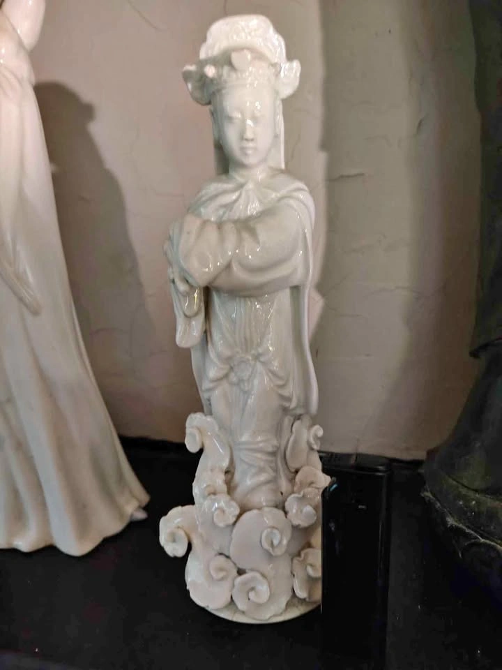 vintage blanc de chine white porcelain Guanyin figurine