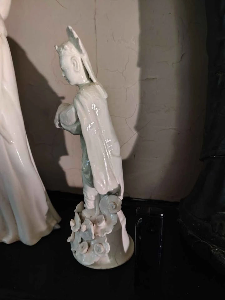 vintage blanc de chine white porcelain Guanyin figurine - photo 2
