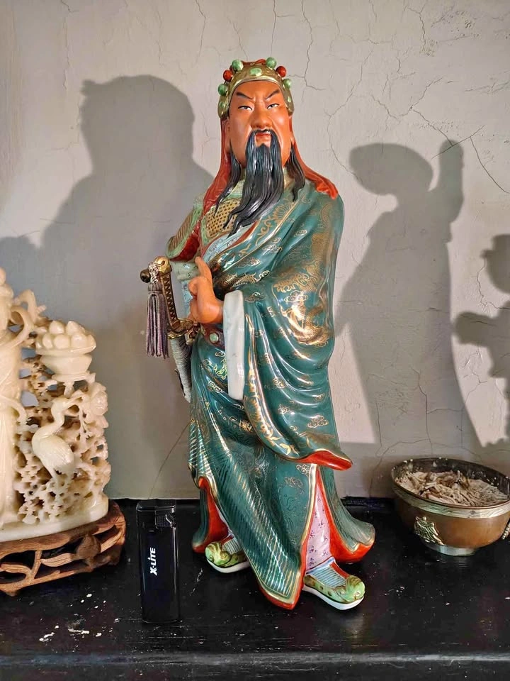 Vintage Chinese Guan Yu Statue