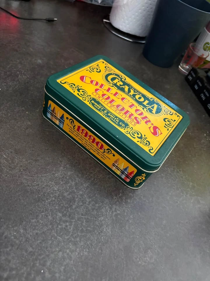 1990 collectors edition Crayola crayons - photo 2