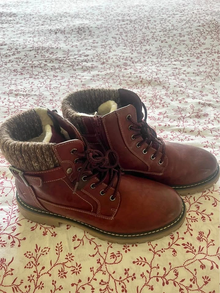 Ladies Denver Hayes size 7.5 red winter hikers
