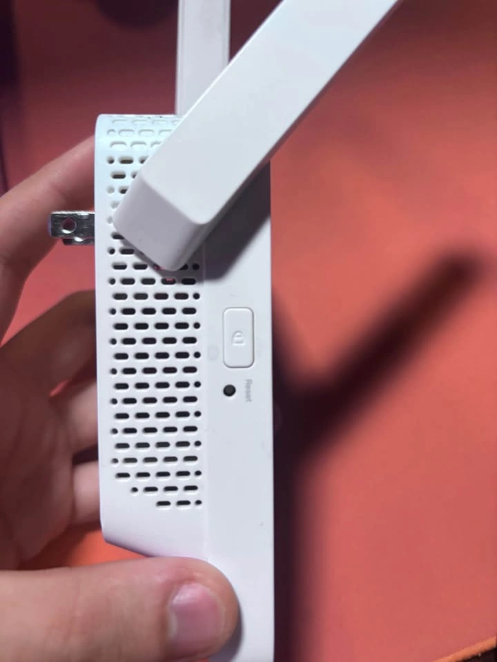 TP-Link Wi-Fi Range Extender - photo 2