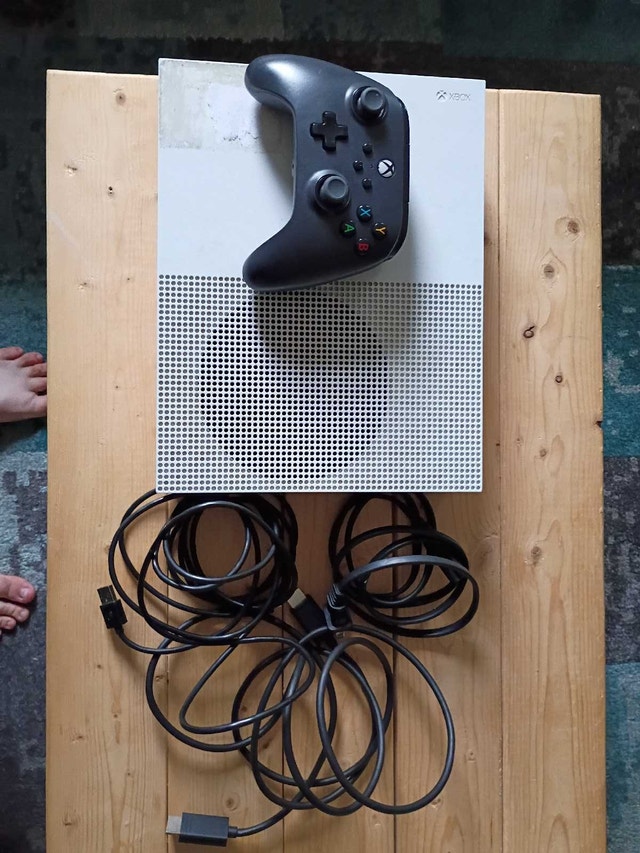 Microsoft Xbox One S - photo 2