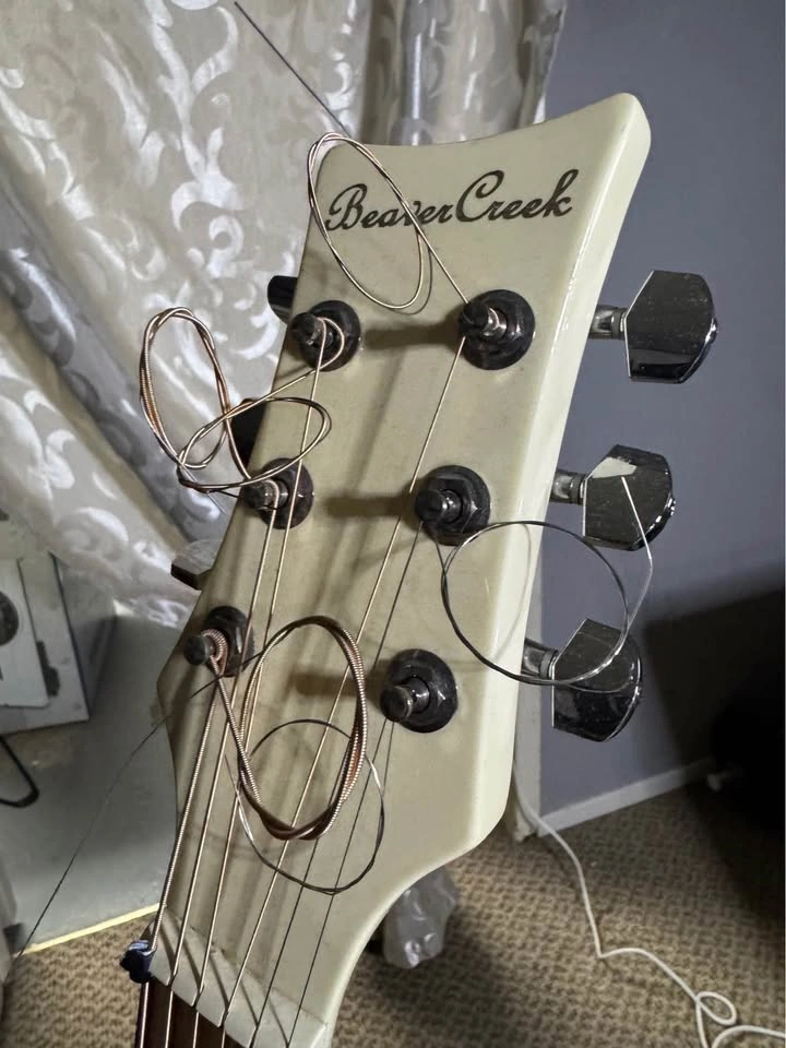 Acoustic Guitar (Read Description) Just need it gone - photo 2