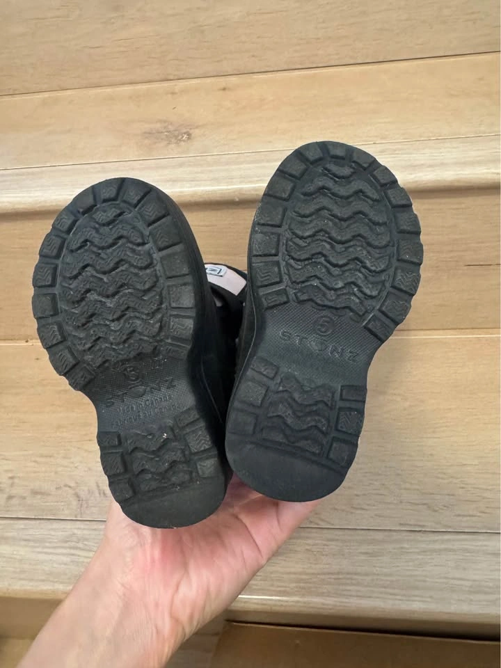 Size 5 Stonz Toddler Winter waterproof Boots - photo 4