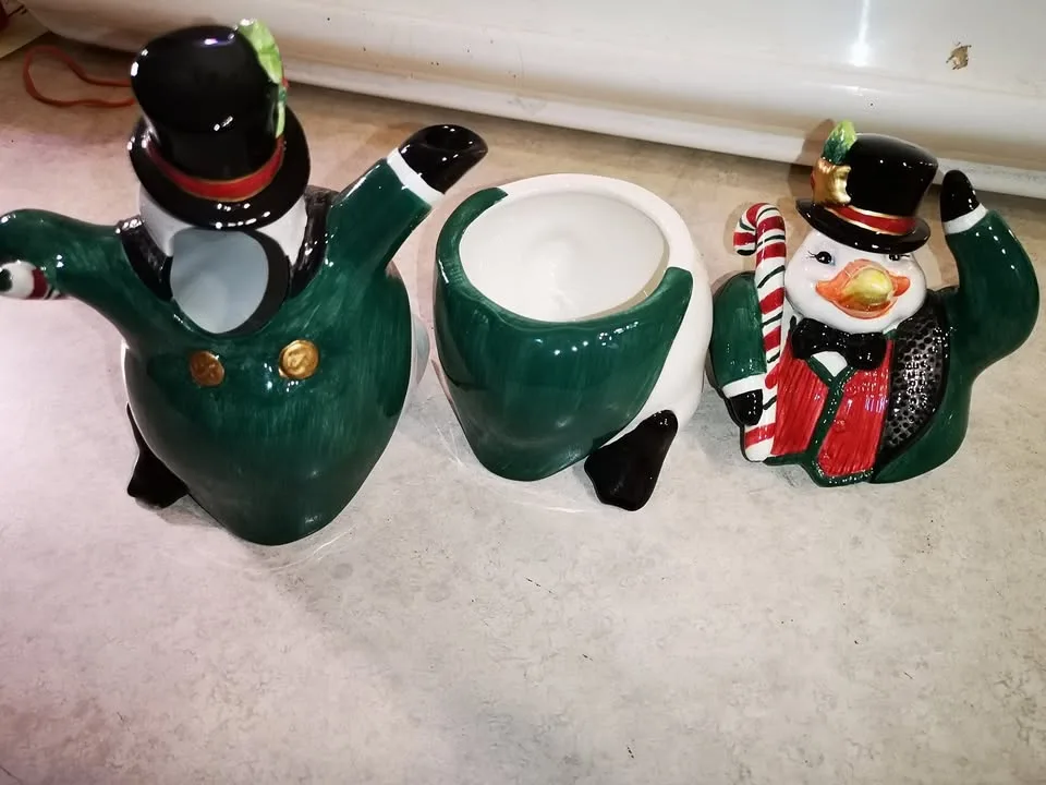 Fritz & Floyd Essentials Holiday Penguin Creamer and Sugar image indicator(3)