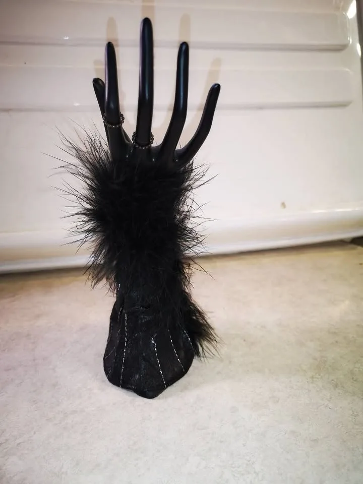 black feather ring/jewerly holder image indicator(2)