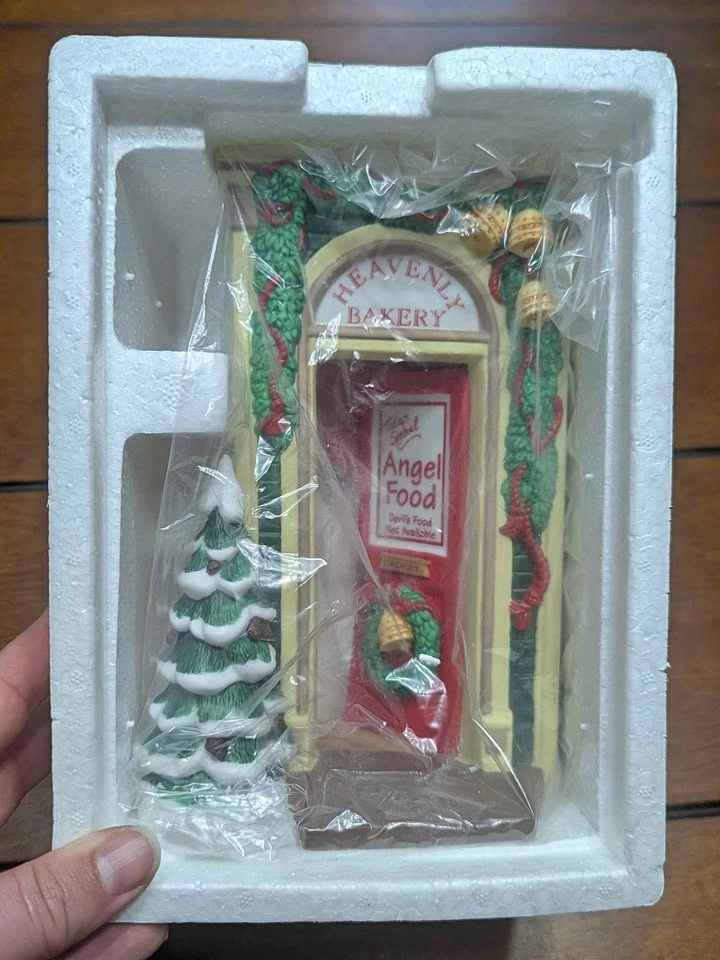 Department 56 - Merry Makers - Heavenly Bakery Entrance