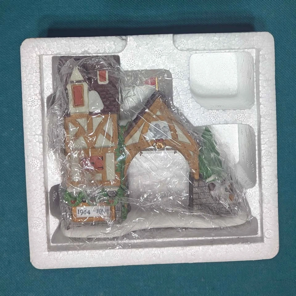 Department 56 - Dickens' Village Series - 10 Year Anniversary Po - photo 3