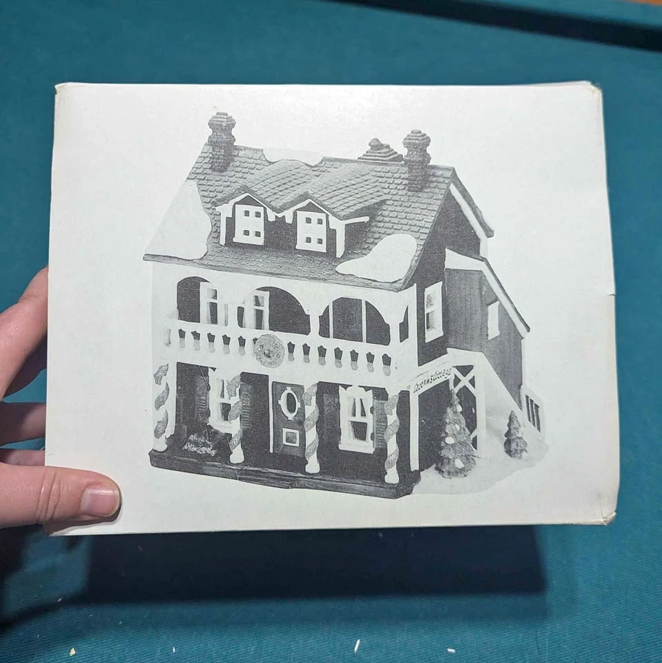 Department 56 - New England Village Series - Captain's Cottage