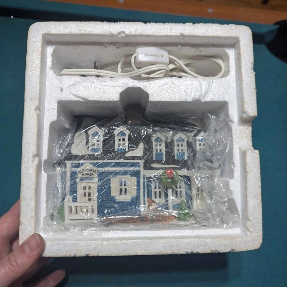 Department 56 - New England Village Series - Berkshire House - photo 3