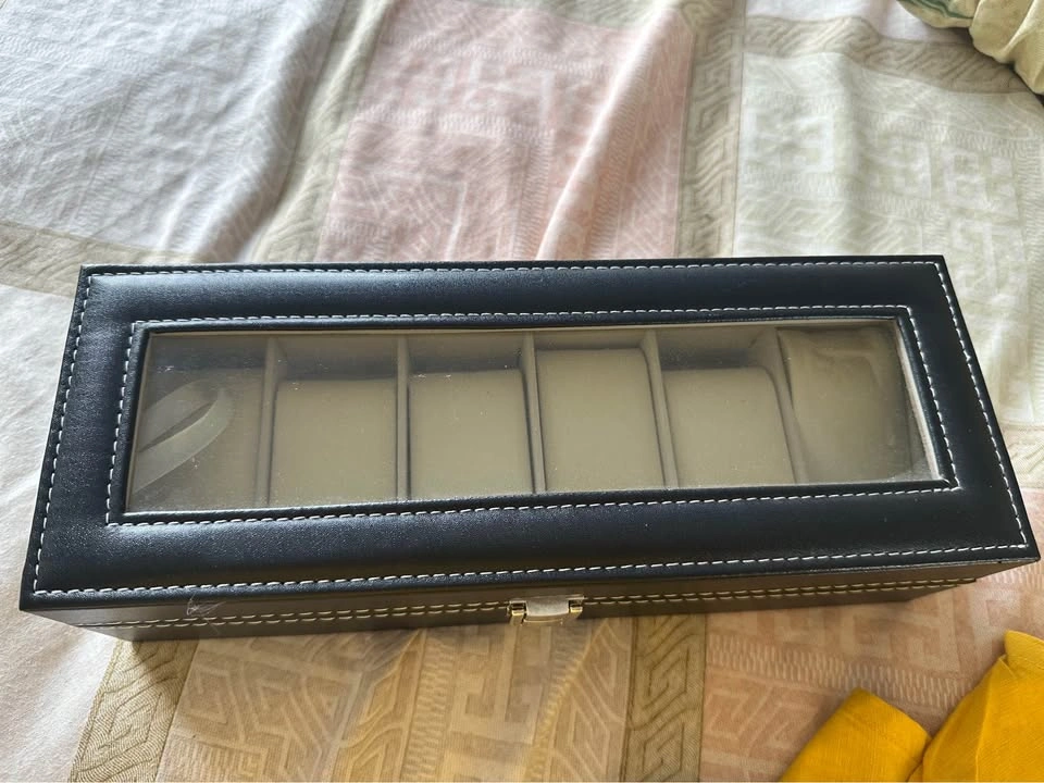 Moving sale: Watch display box - photo 2