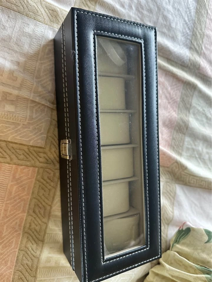 Moving sale: Watch display box - photo 3