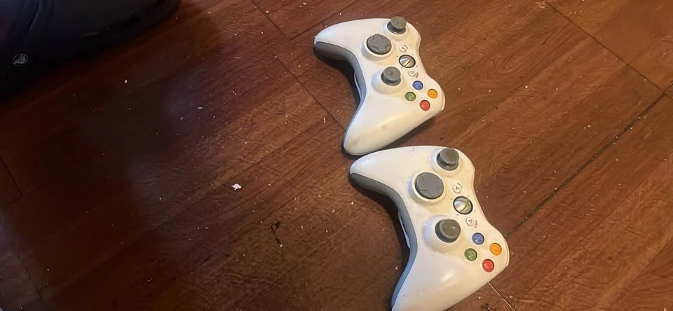 2 Xbox controller - photo 2
