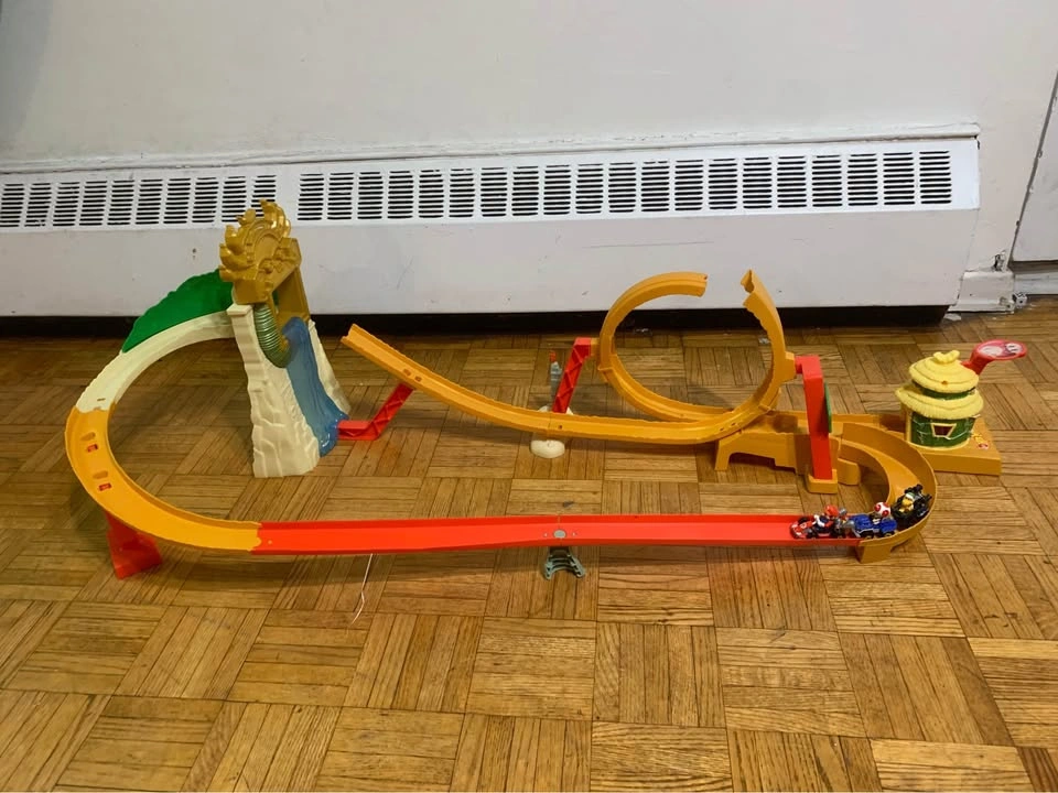 Hot Wheels Mario Kart Jungle Kingdom Playset - photo 2