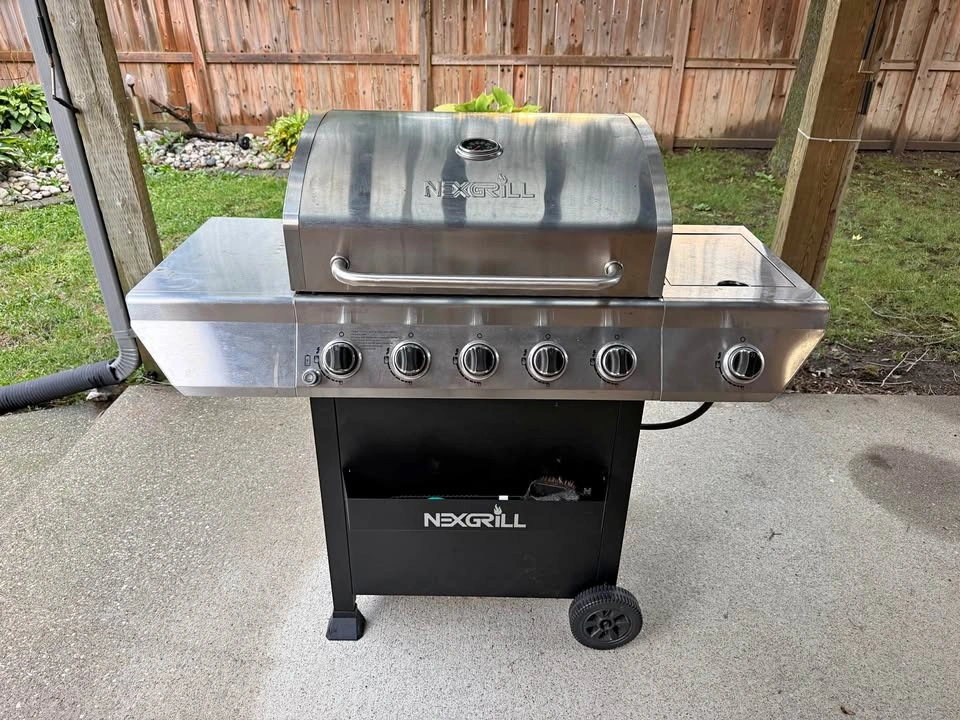 Nexgrill 5-Burner Propane BBQ + Tank & Cover