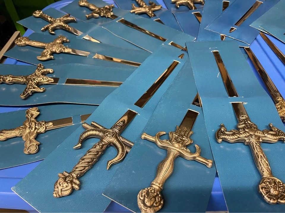 Lot of 26 Vintage Miniature Fantasy Swords / Letter Openers - photo 2