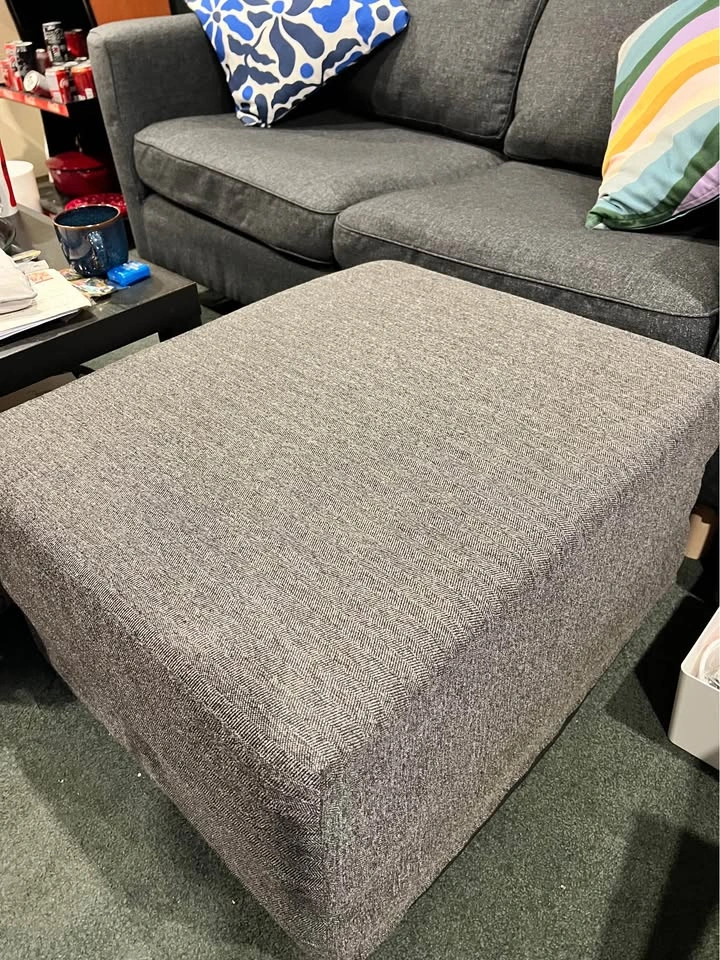 60% off - like new 2 seats sofa with FREE foot stool - photo 4