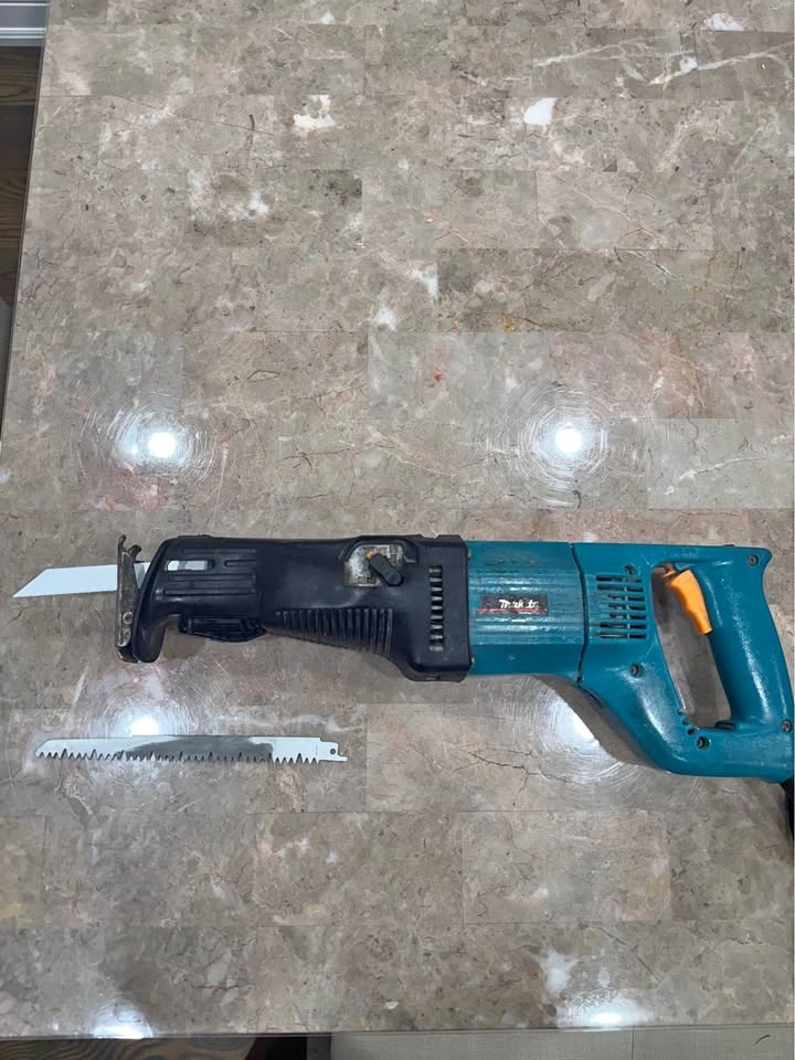 Makita Heavy Duty Reciprocating Saw with Wood Saw Blades