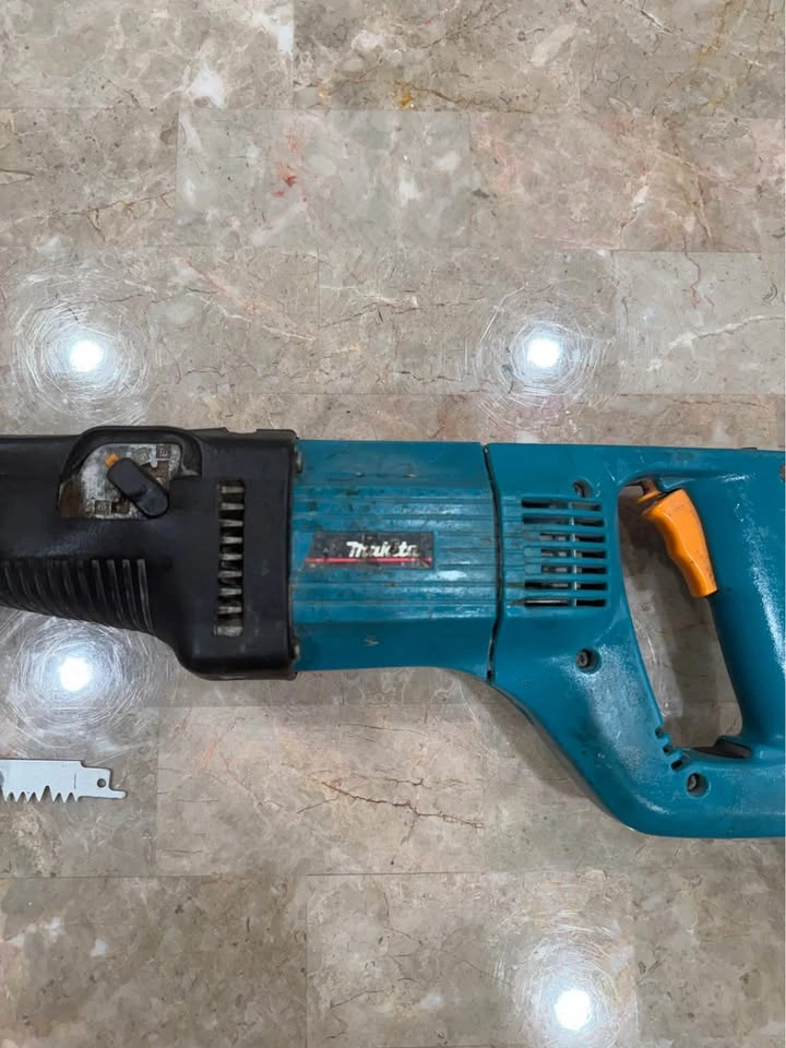Makita Heavy Duty Reciprocating Saw with Wood Saw Blades - photo 3