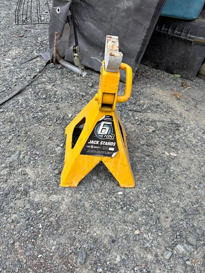 One 6 ton jack stand