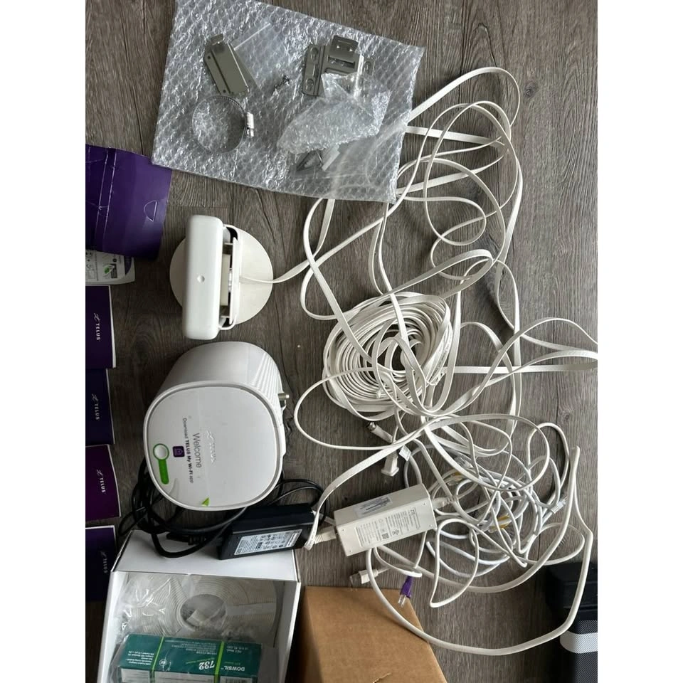 TELUS ZTE MC7010CA 5G Smart Hub Outdoor Unit Router Bundle - photo 2