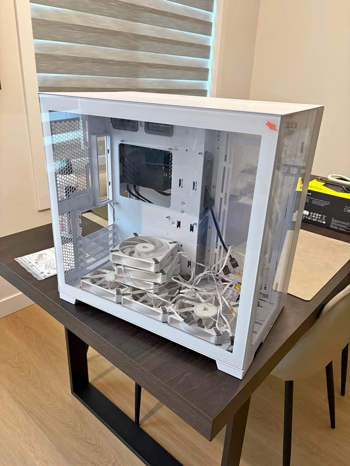 Lian Li O11 dynamic XL PC Case *no fans*