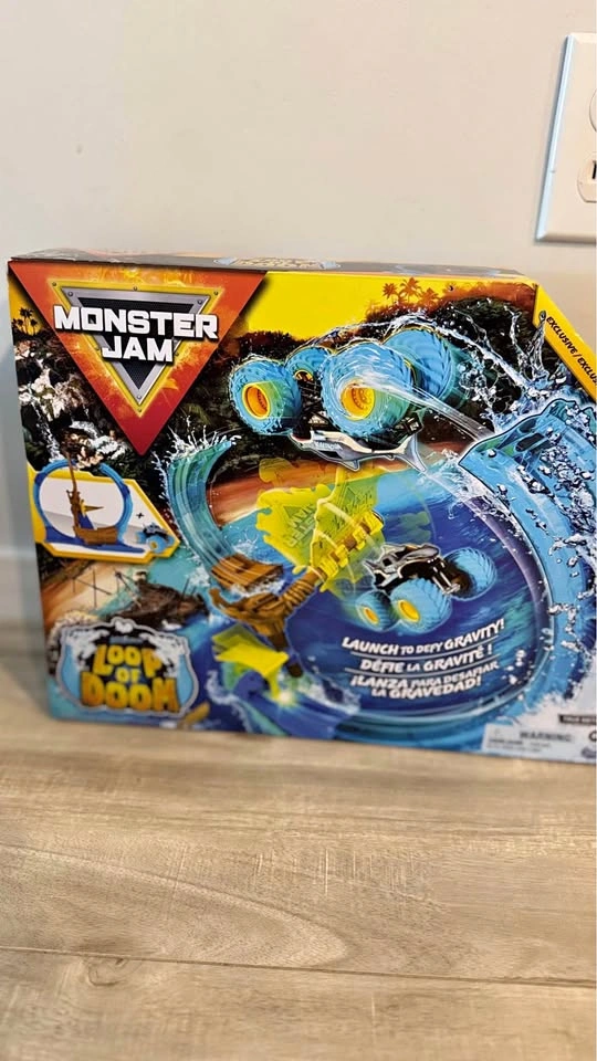 Monster Jam Loop of Doom Playset