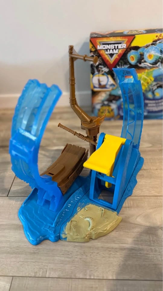 Monster Jam Loop of Doom Playset - photo 3