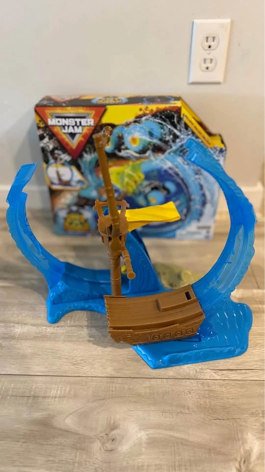 Monster Jam Loop of Doom Playset - photo 4