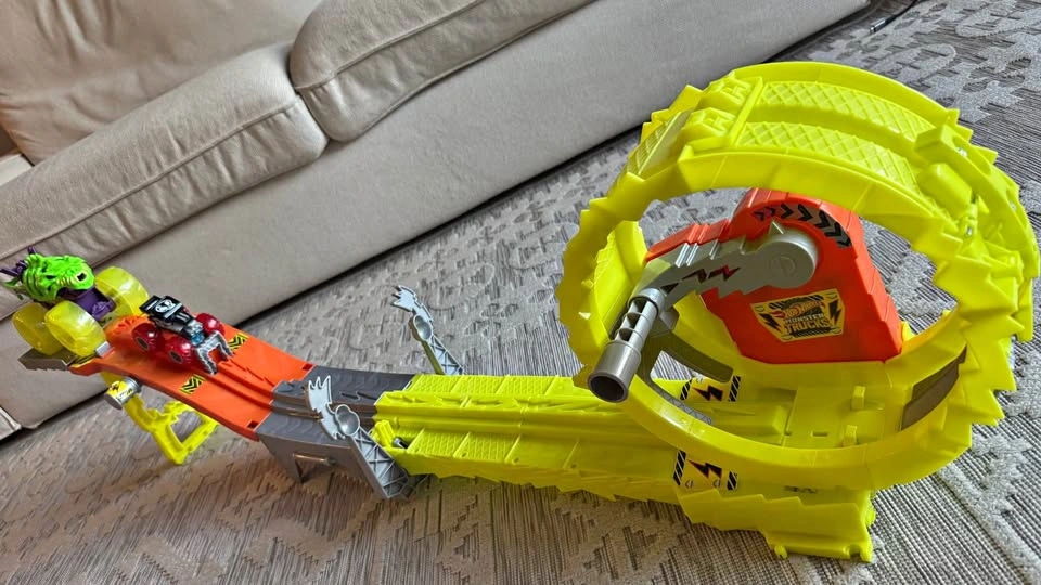 Hot Wheels Monster Trucks Epic Loop Challenge Playset