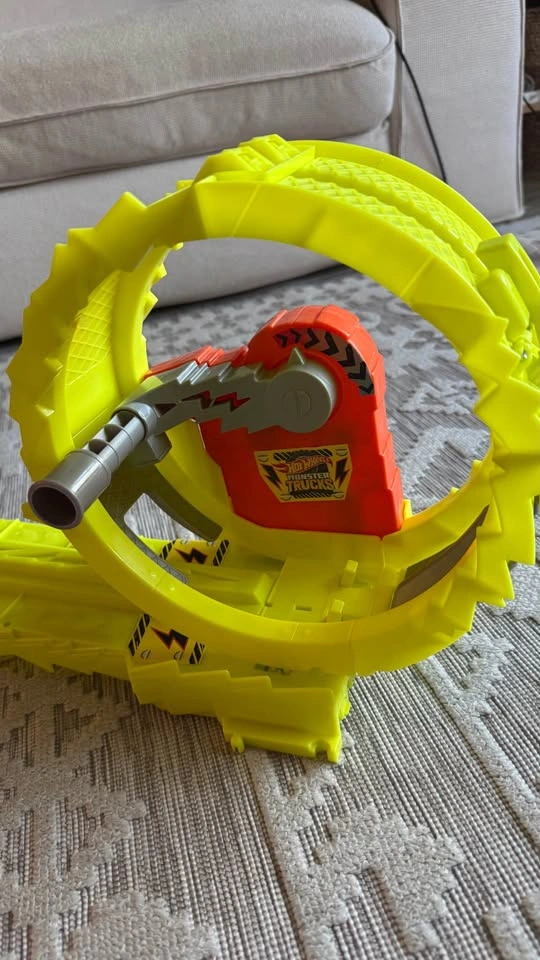 Hot Wheels Monster Trucks Epic Loop Challenge Playset - photo 4