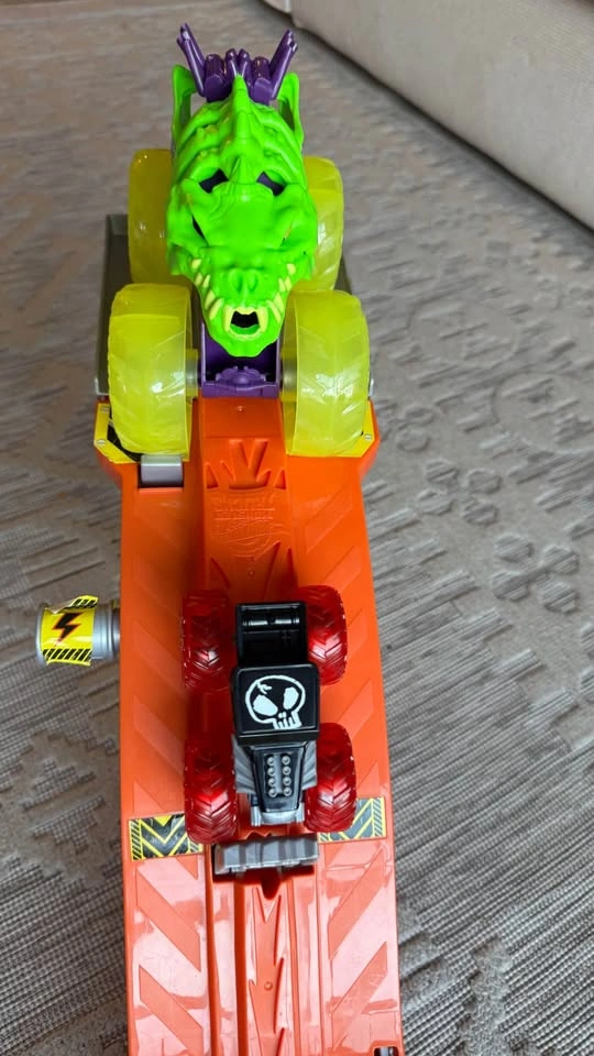 Hot Wheels Monster Trucks Epic Loop Challenge Playset - photo 5