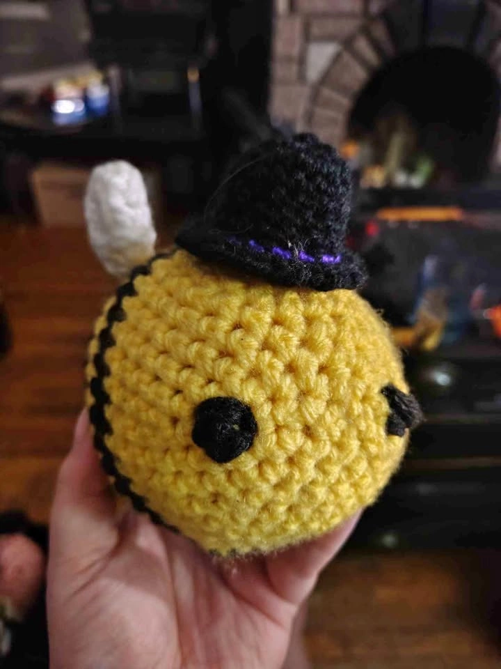 Crochet Bee With Top Hat
