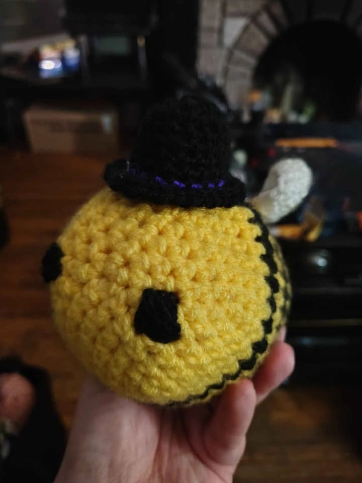Crochet Bee With Top Hat - photo 2