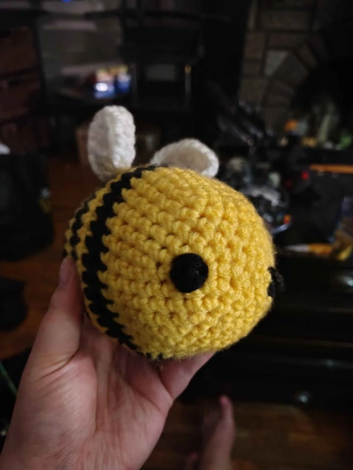 Crochet Bee With Top Hat - photo 3