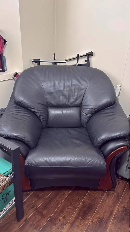 Black leather club chair/arm chair