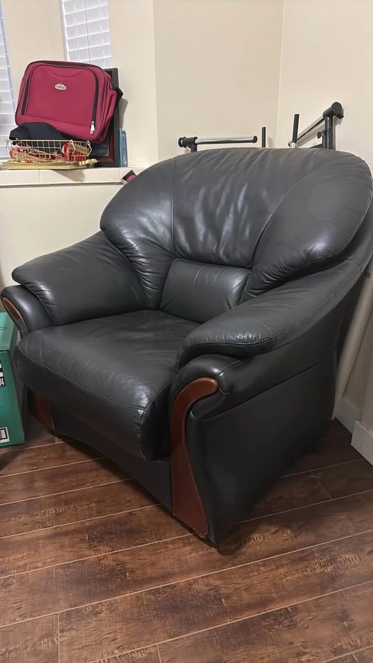 Black leather club chair/arm chair - photo 4