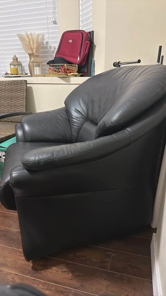 Black leather club chair/arm chair - photo 5